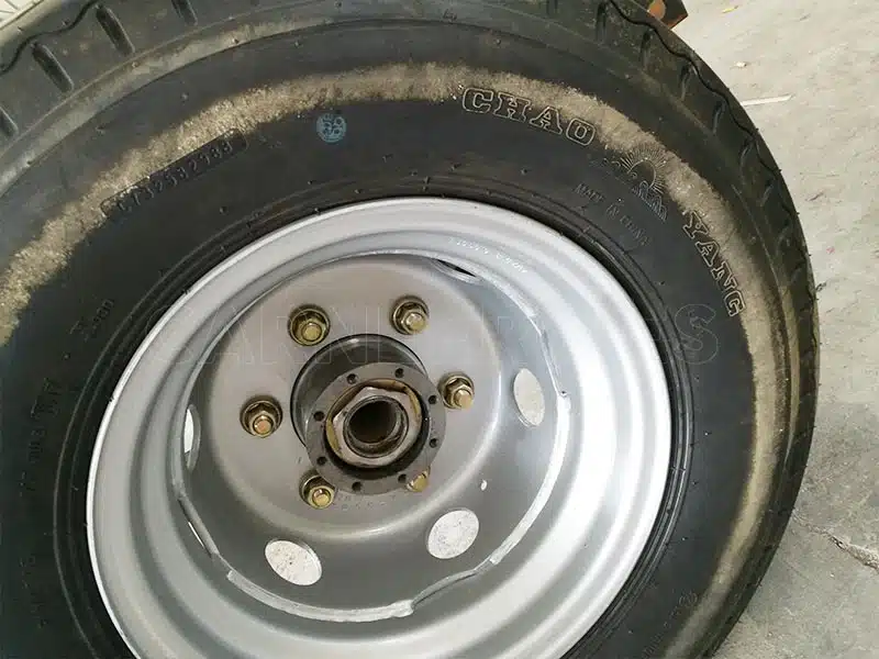 theme park train ride tubeless tires