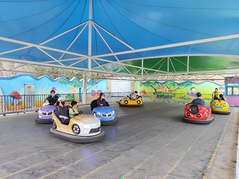 Outdoor ground grid bumper car ride installed under a canopy, featuring 2-seat electric floor-grid bumper cars suitable for families and amusement parks.