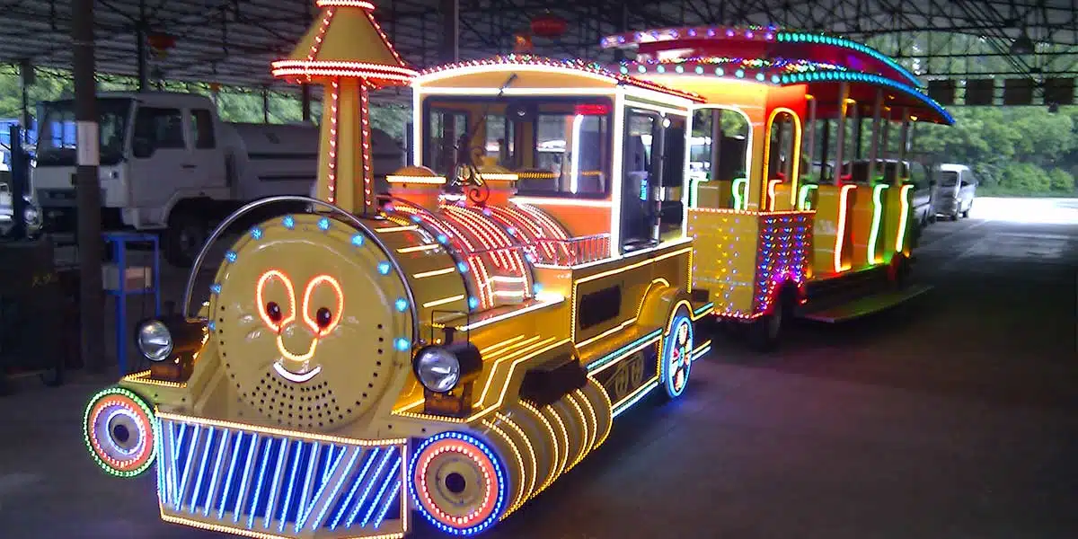 Gasoline-powered sightseeing amusement train with vibrant design. Ideal for outdoor parks, mountain resorts, and large theme parks. High torque, long-range, and great for slopes.