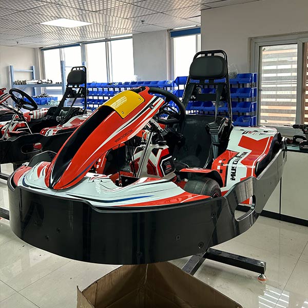 Go-kart profesional yang dipasang pada lift perawatan di bengkel untuk pemeriksaan sasis rutin dan servis elektronik tanpa mesin.