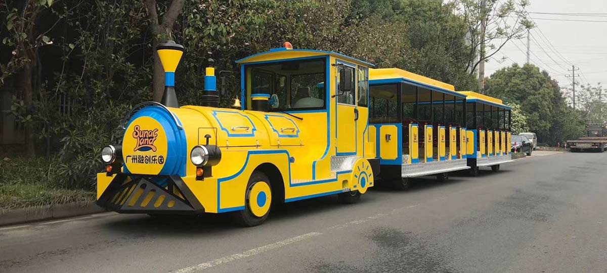 Kereta tanpa rel bertenaga baterai yang beroperasi di jalan luar ruangan, kereta tamasya listrik untuk taman dan resor berpemandangan indah, yang dirancang untuk kinerja baterai yang andal dan pengoperasian jarak jauh