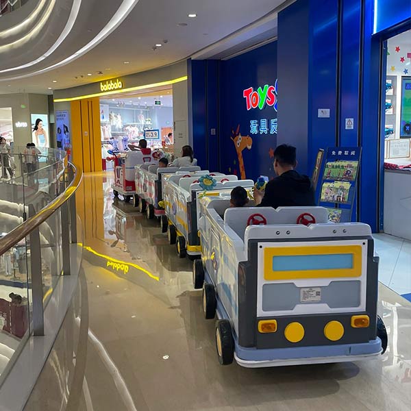 Centro comercial cubierto, tren sin raíles para niños a pilas utilizado para entretenimiento familiar y atracción comercial