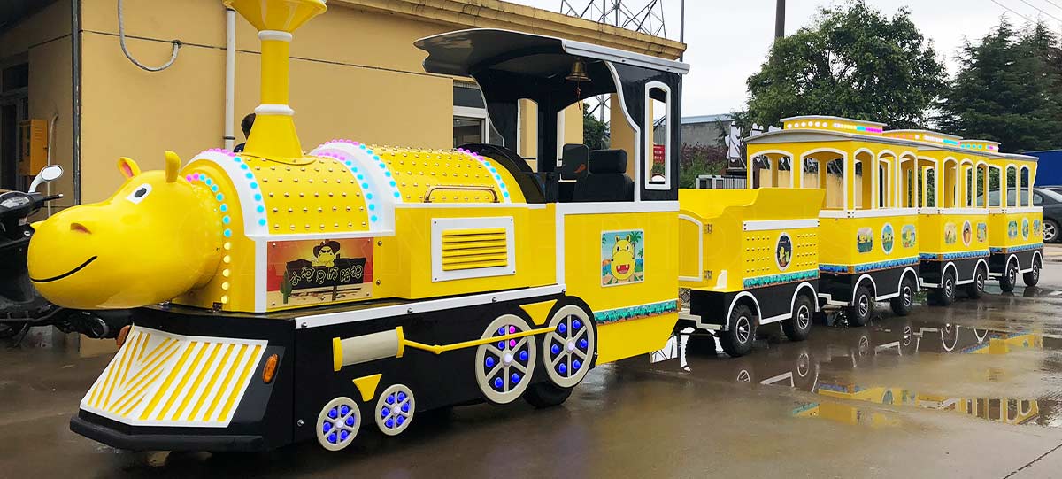 Wahana bertema kereta tanpa lintasan yang dioperasikan dengan baterai untuk anak-anak dengan desain kartun, ideal untuk pusat hiburan keluarga dan taman hiburan