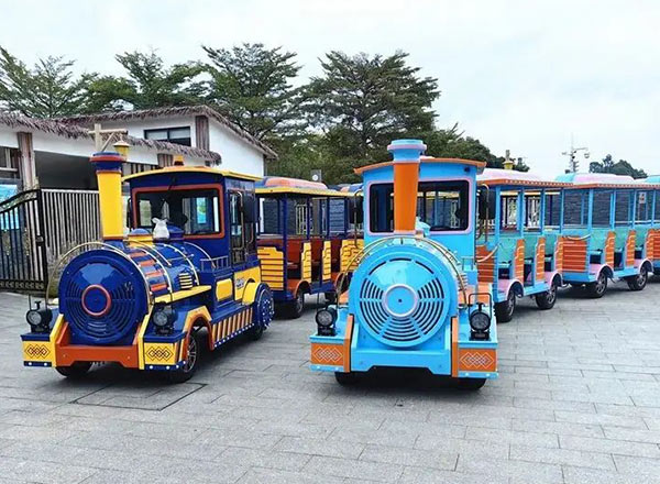 Beberapa kereta listrik yang beroperasi di area pemandangan luar ruangan, kereta wisata bertenaga baterai yang dirancang untuk taman, resor, dan tempat wisata